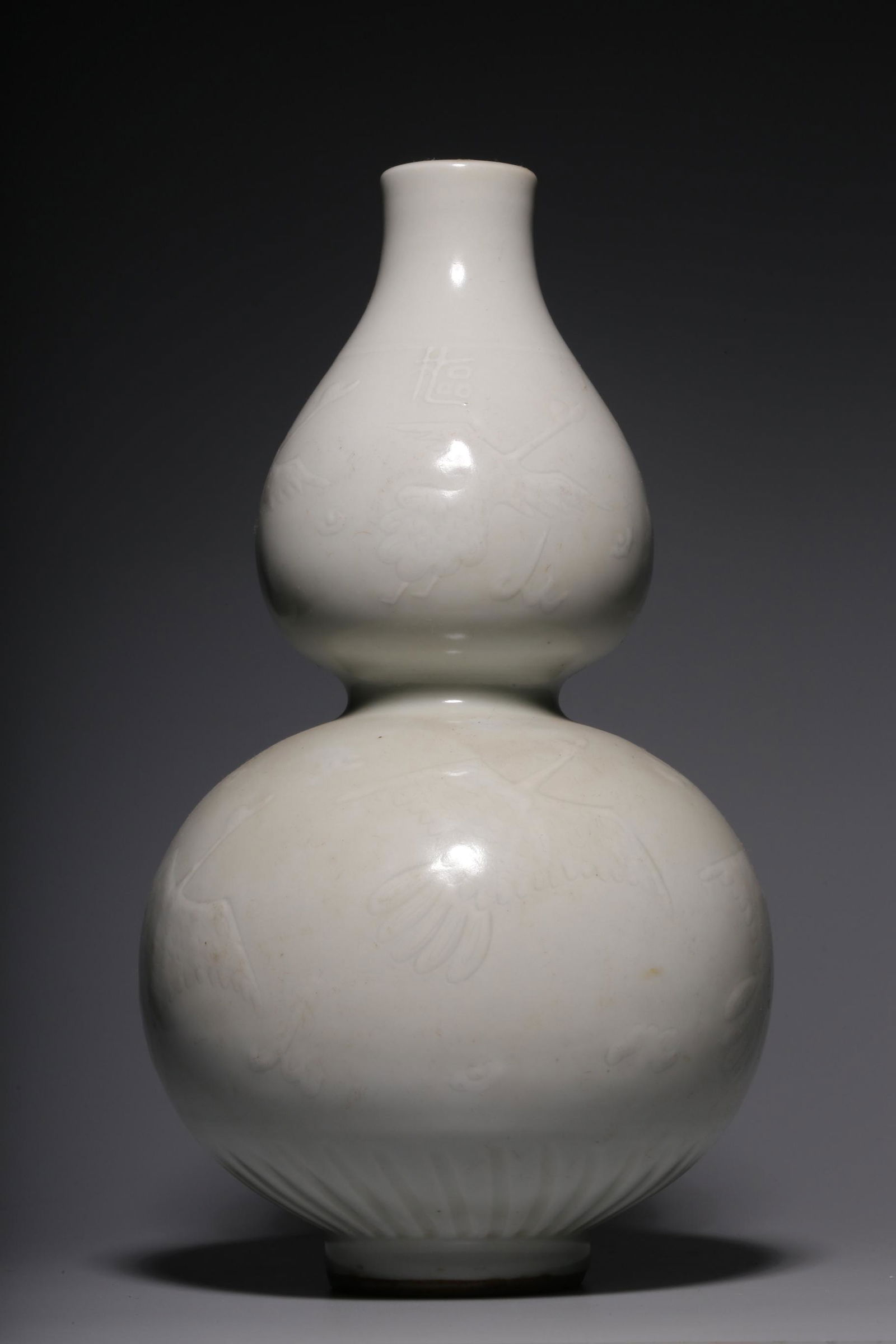 Sweet white glaze dark carved cloud crane pattern gourd bottle (1 of 7)