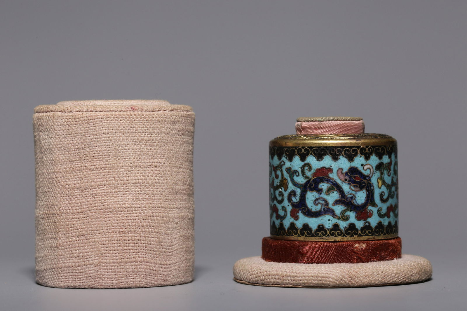 Pinch silk enamel Chi dragon pattern to pull (1 of 6)