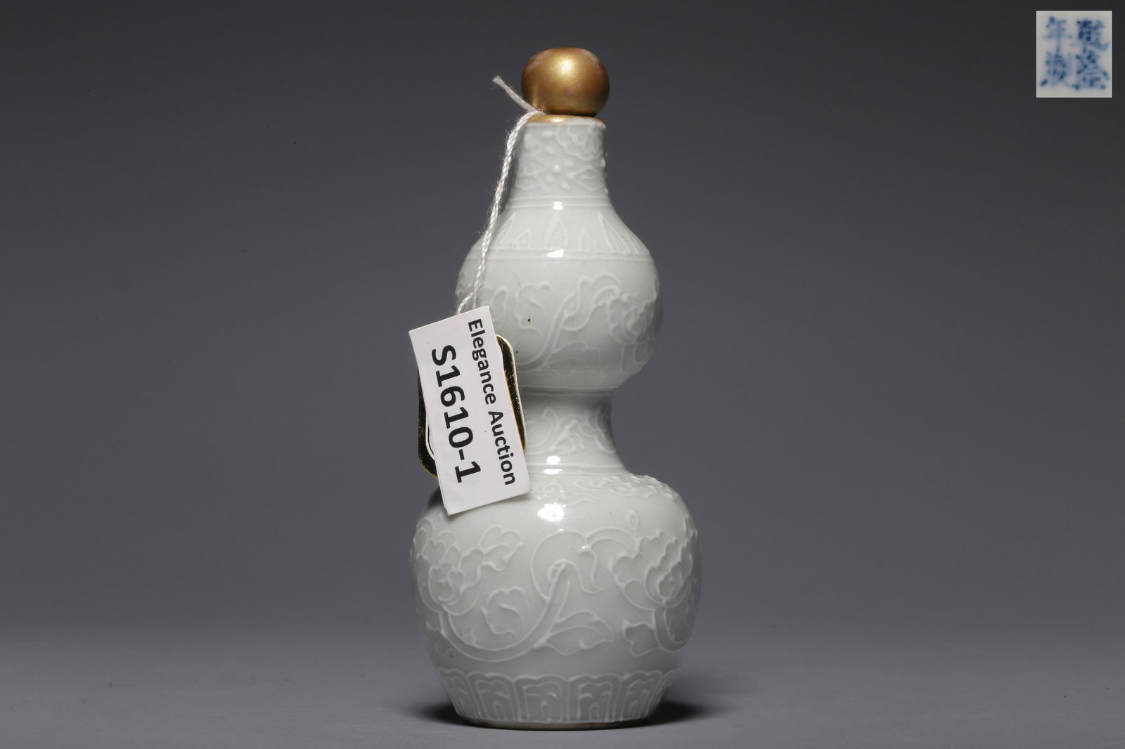 White glaze pile flower gourd shaped snuff bottle (1 of 6)