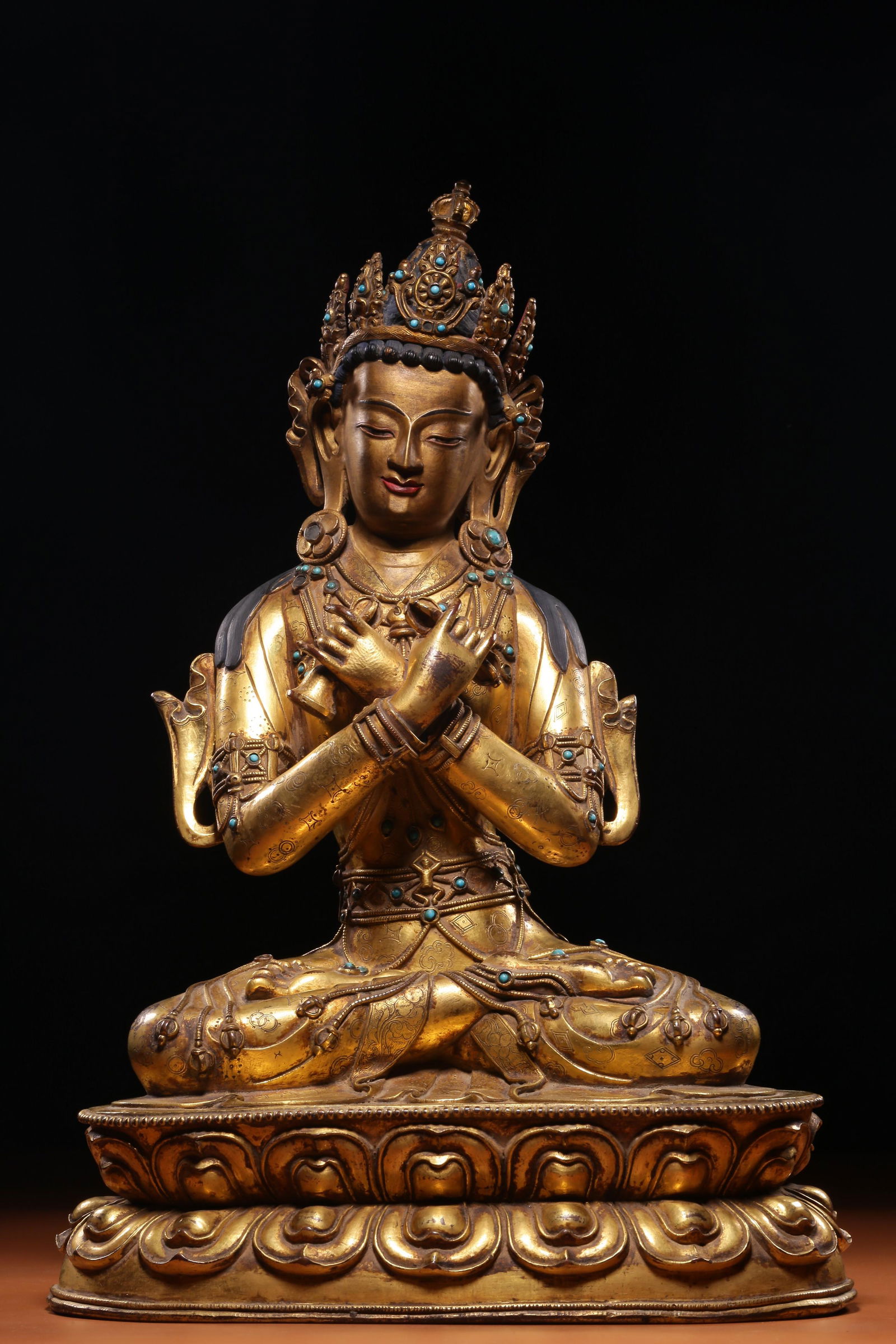 In the Qing Dynasty, the bronze gilt diamond inlaid with treasure always held the sitting statue (1 of 9)