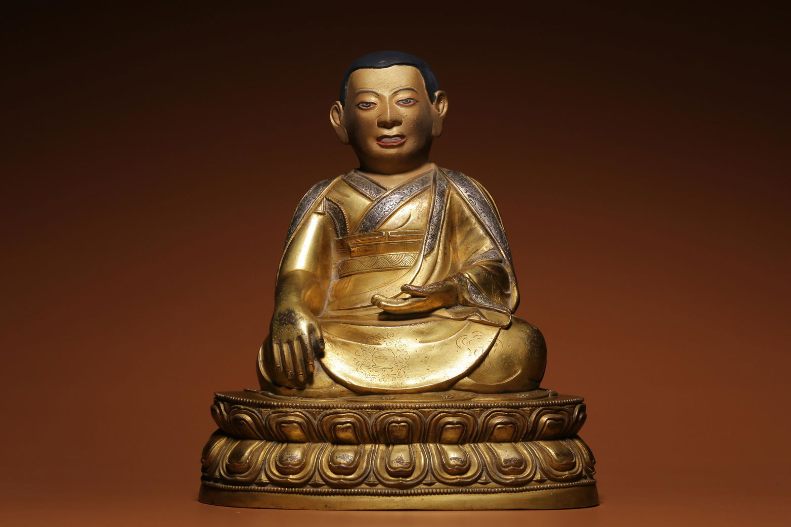 A sitting statue of Malba in gilt copper and silver in Qing Dynasty (1 of 9)