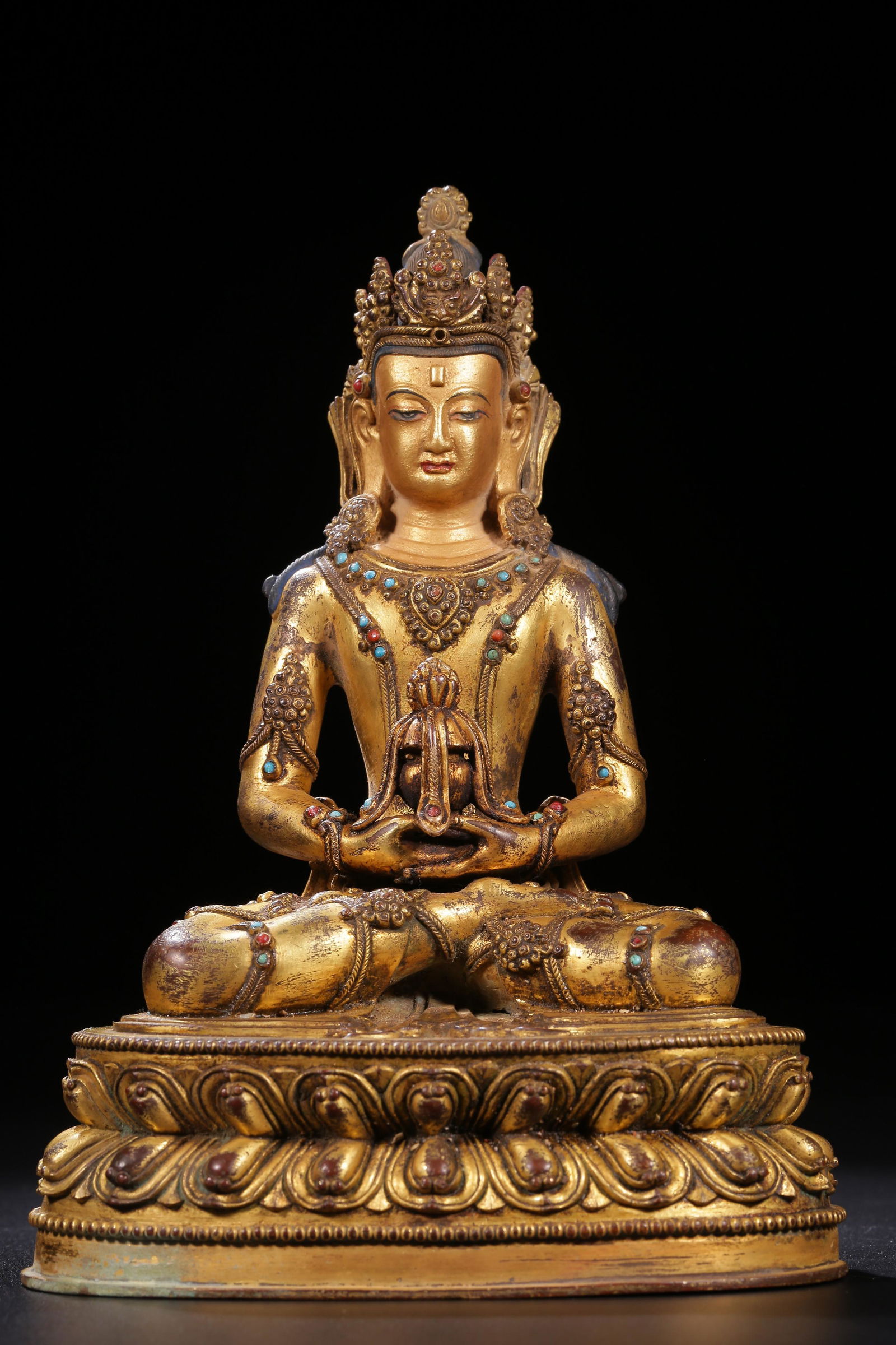 In the Qing Dynasty, a sitting statue of longevity Buddha inlaid with treasure and gilt copper (1 of 9)