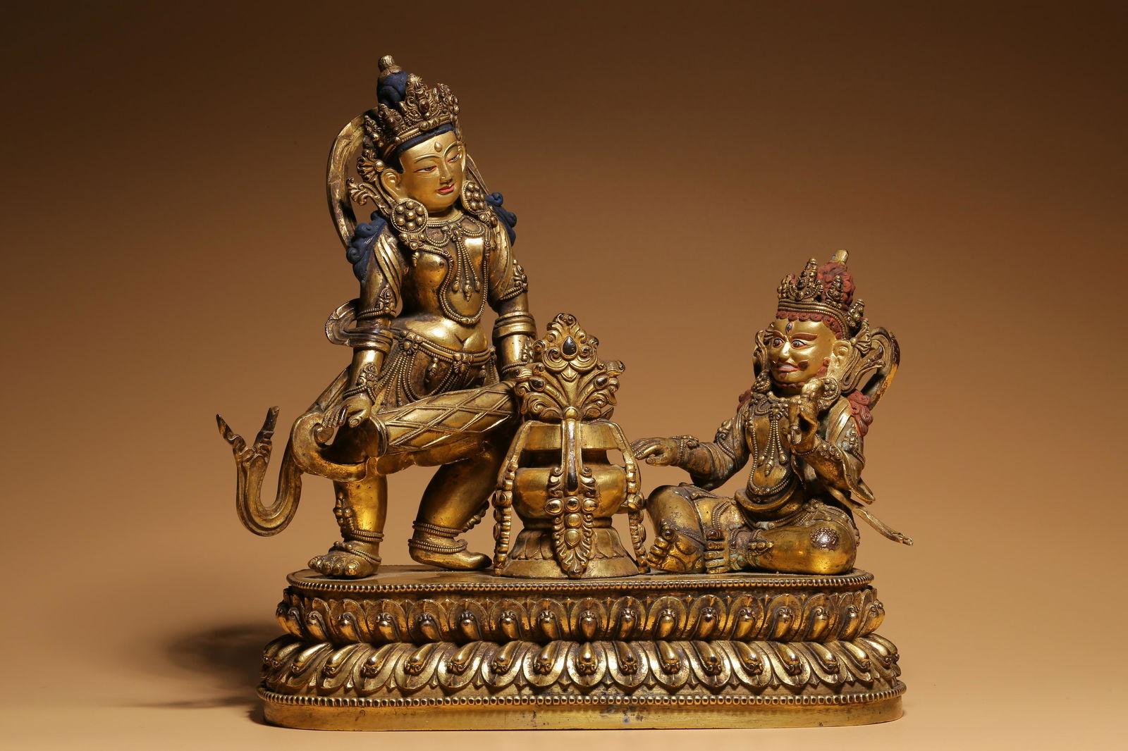 In the Qing Dynasty, the bronze gilt King Kong Ming concubine double figures (1 of 9)