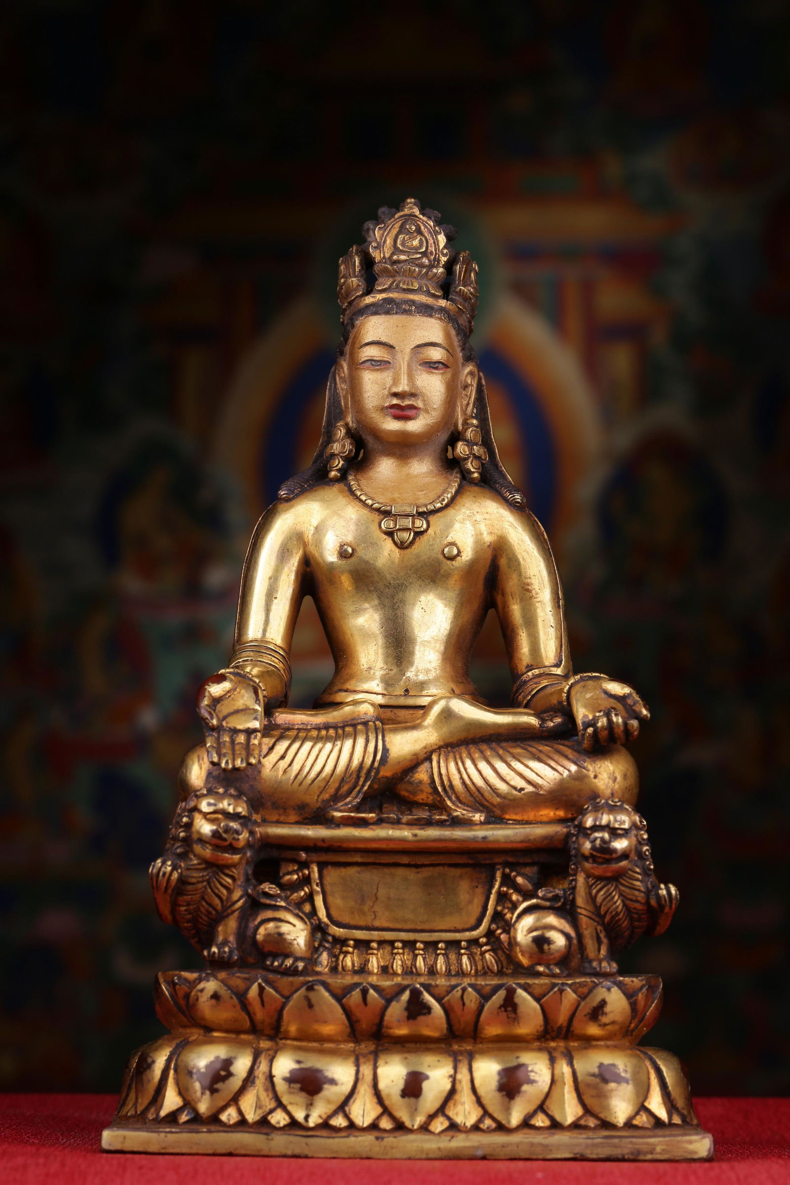 A sitting statue of Guanyin in gilt copper in the Qing Dynasty (1 of 9)