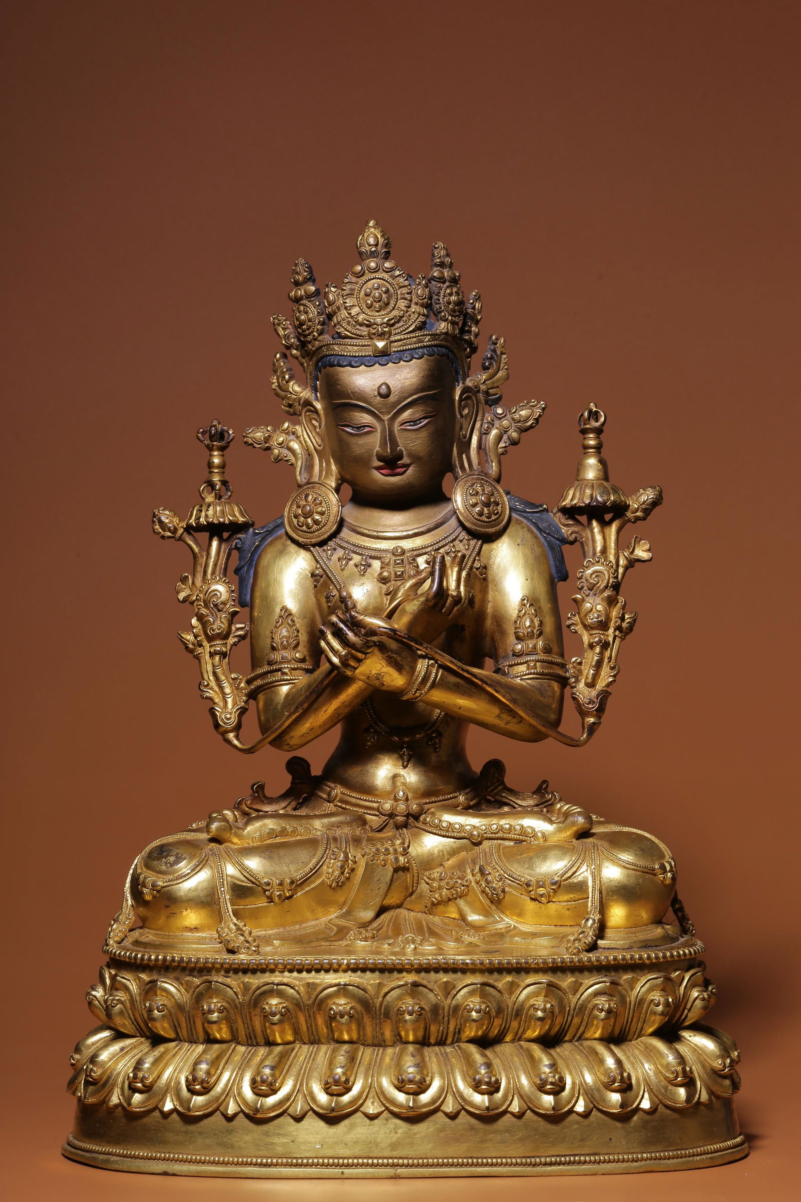 In Ming Dynasty, the bronze gilt king Kong always held the sitting statue (1 of 9)