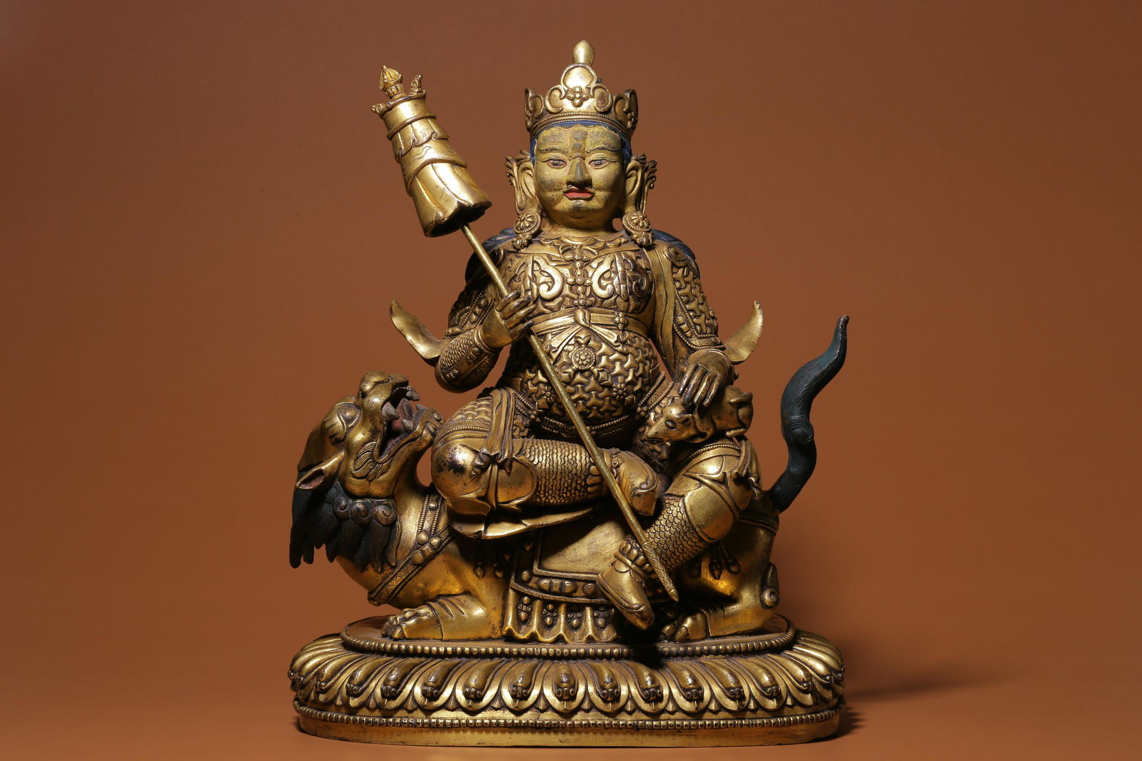 In the Qing Dynasty, a sitting statue of a gold-plated copper treasure king (1 of 9)