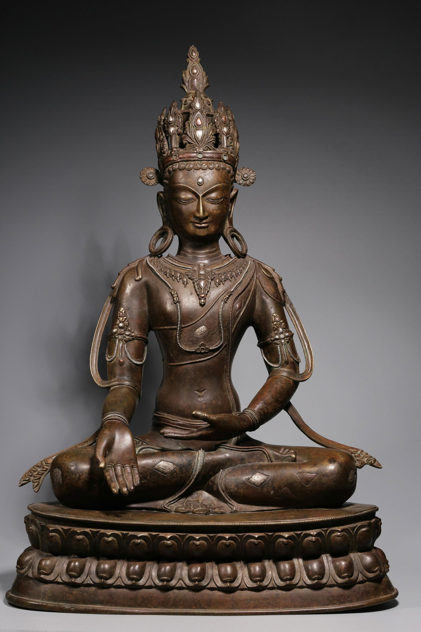 In the Qing Dynasty, a sitting statue of a long-lived Buddha inlaid with silver and copper alloy (1 of 9)
