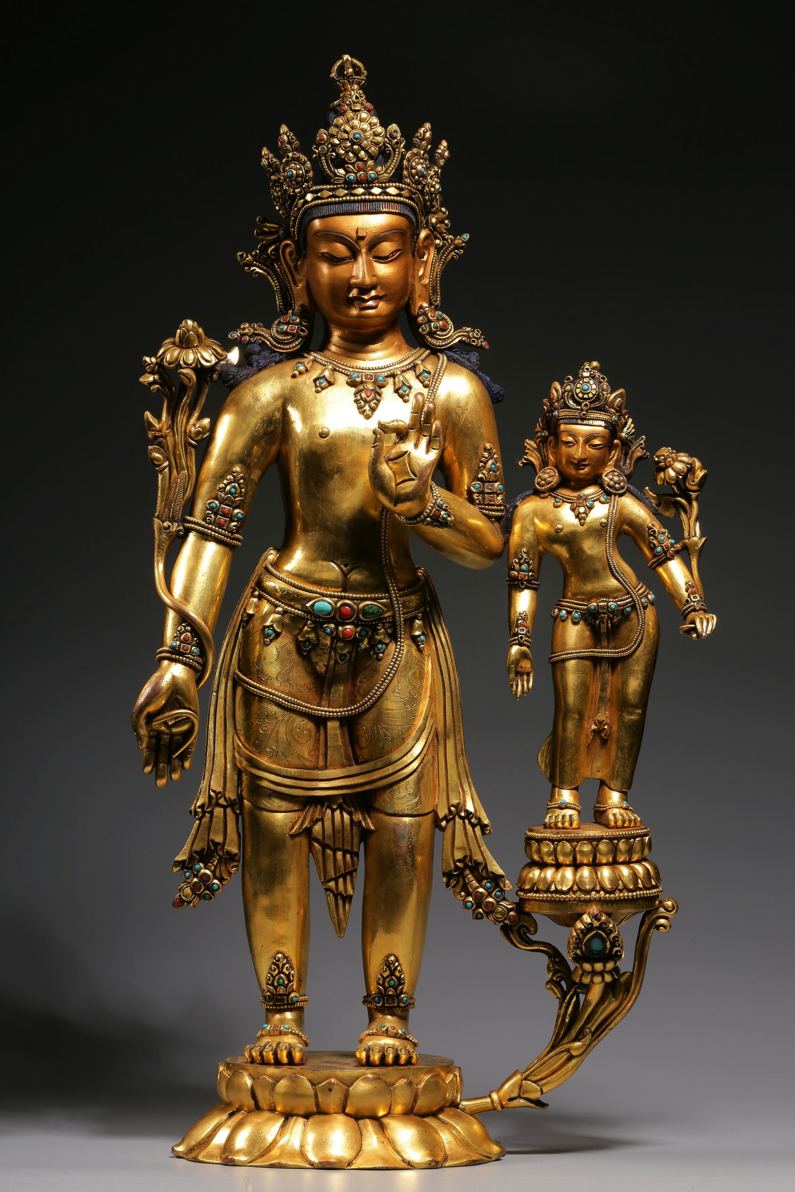 In the Qing Dynasty, a statue of a two-body Buddha with a gilt copper hand inlaid with a lotus (1 of 9)