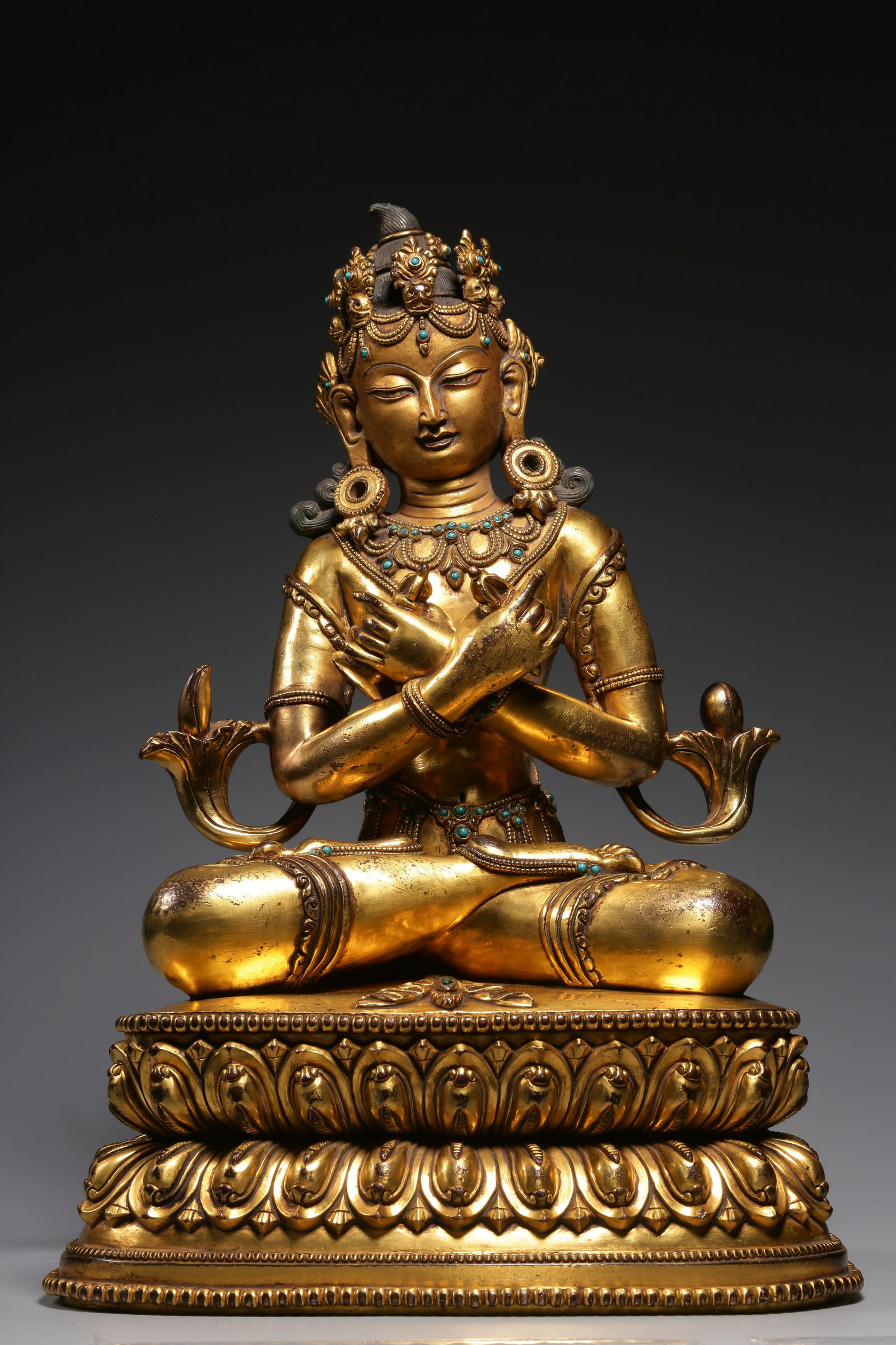 In the Qing Dynasty, the bronze gilt king Kong always held the sitting statue (1 of 8)