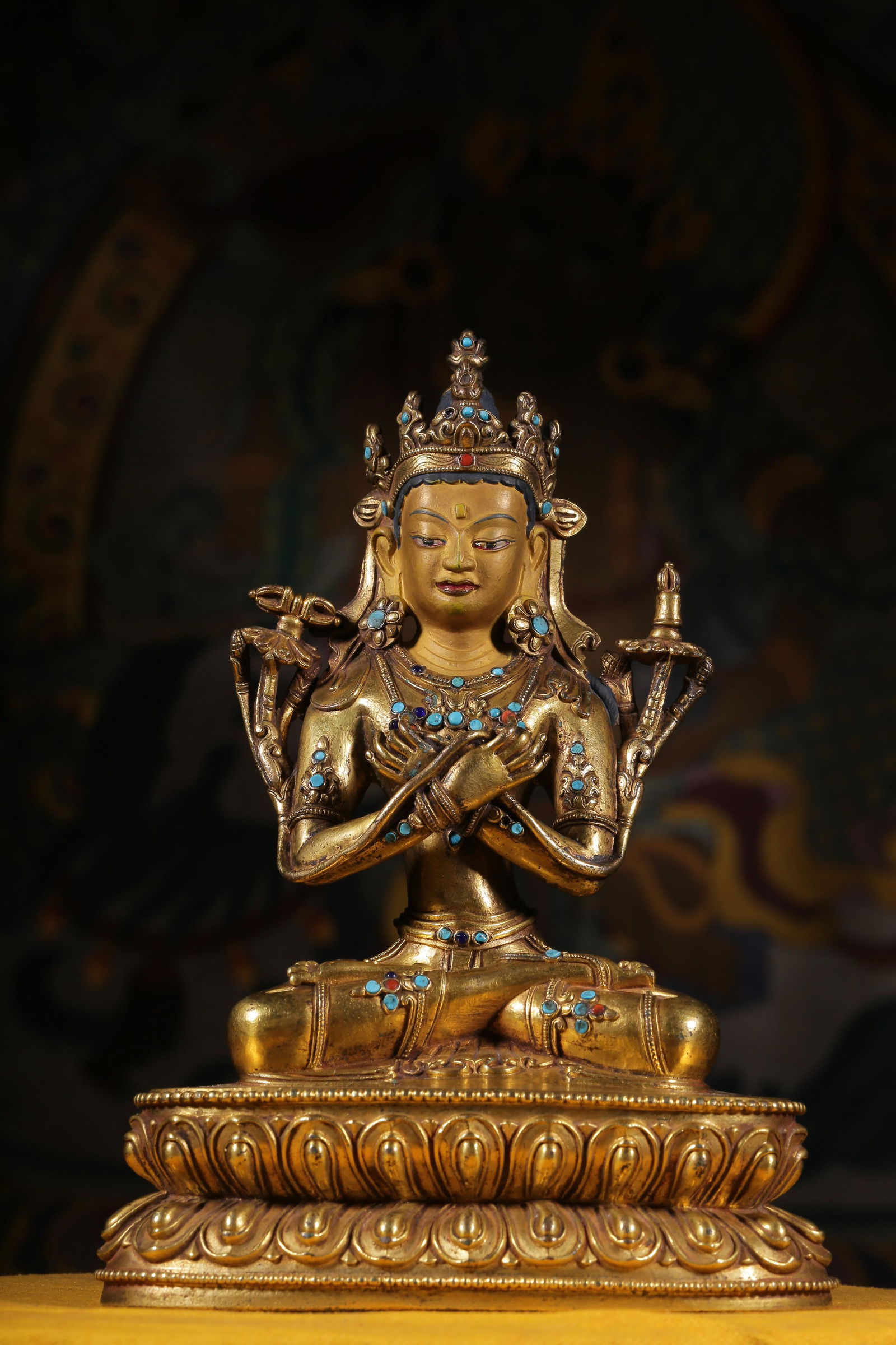 In the Qing Dynasty, the bronze gilt diamond inlaid with treasure always held the sitting statue (1 of 8)