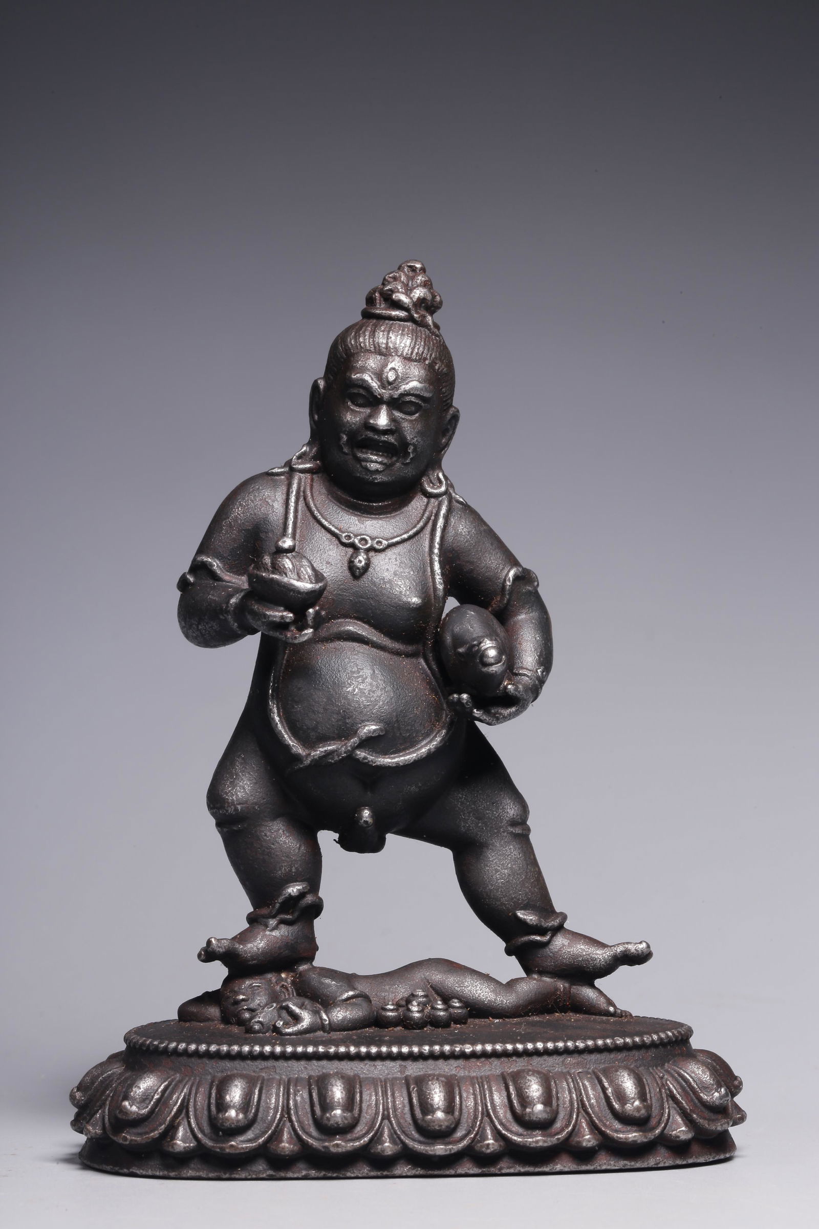 Black statue of the God of Wealth made of iron (1 of 9)