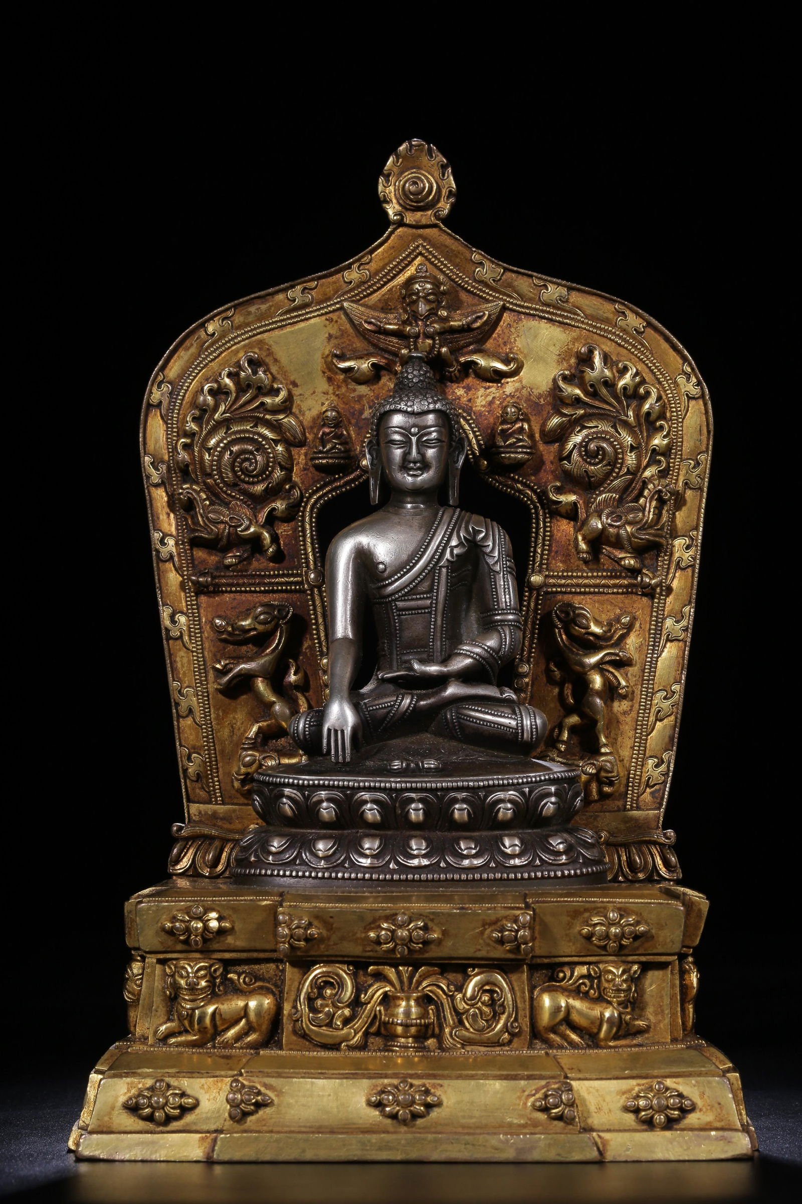 In the Qing Dynasty, silver Sakyamuni was backlit with gold (1 of 9)