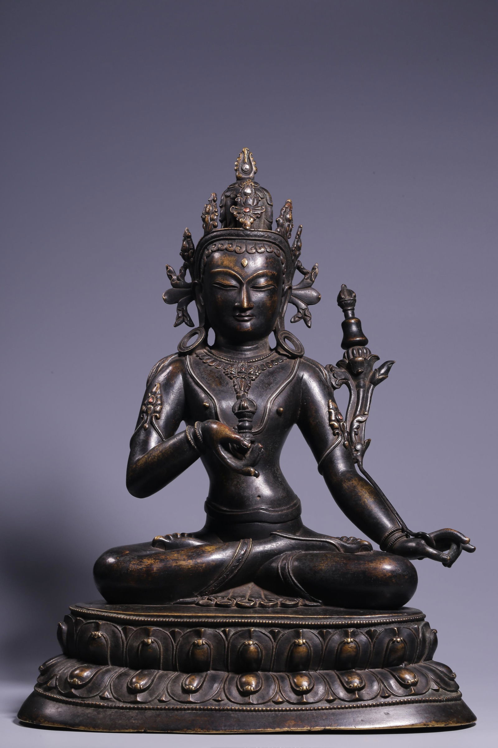 Qing Dynasty, bronze statue of King Kong holding a seat (rosette inscription) (1 of 9)