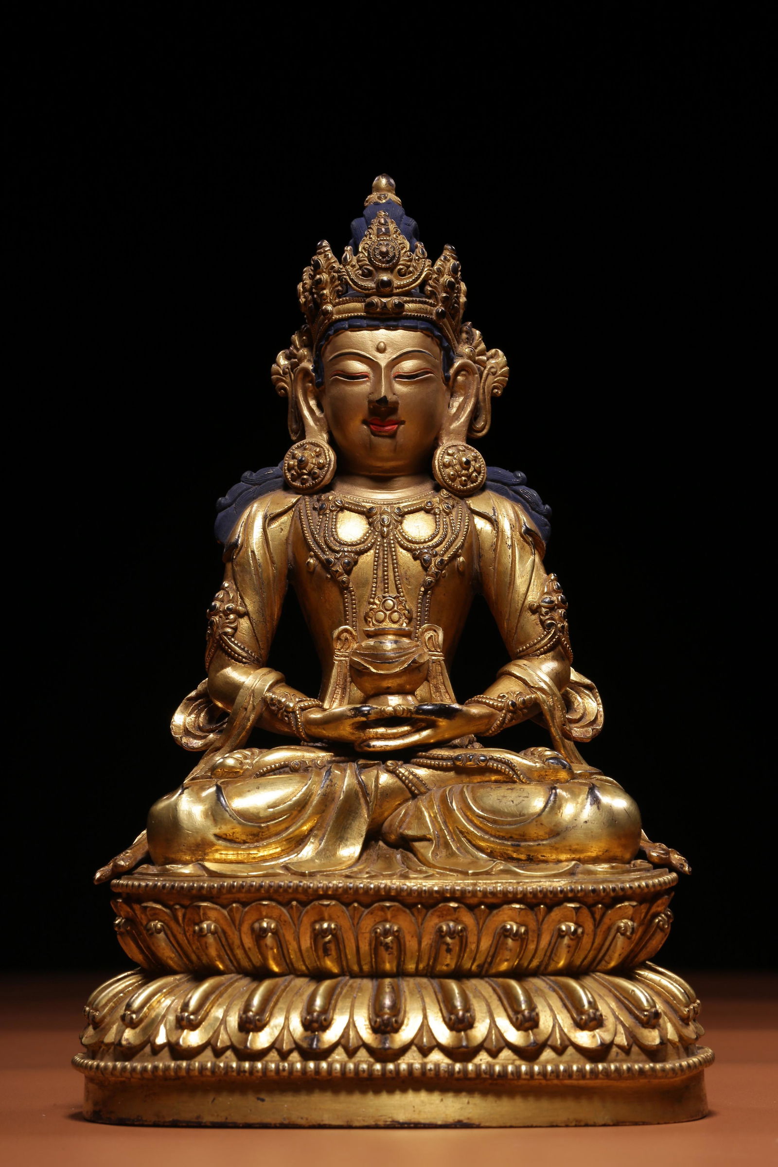 In the Qing Dynasty, a sitting statue of immeasurably living Buddha in gilt copper (1 of 9)