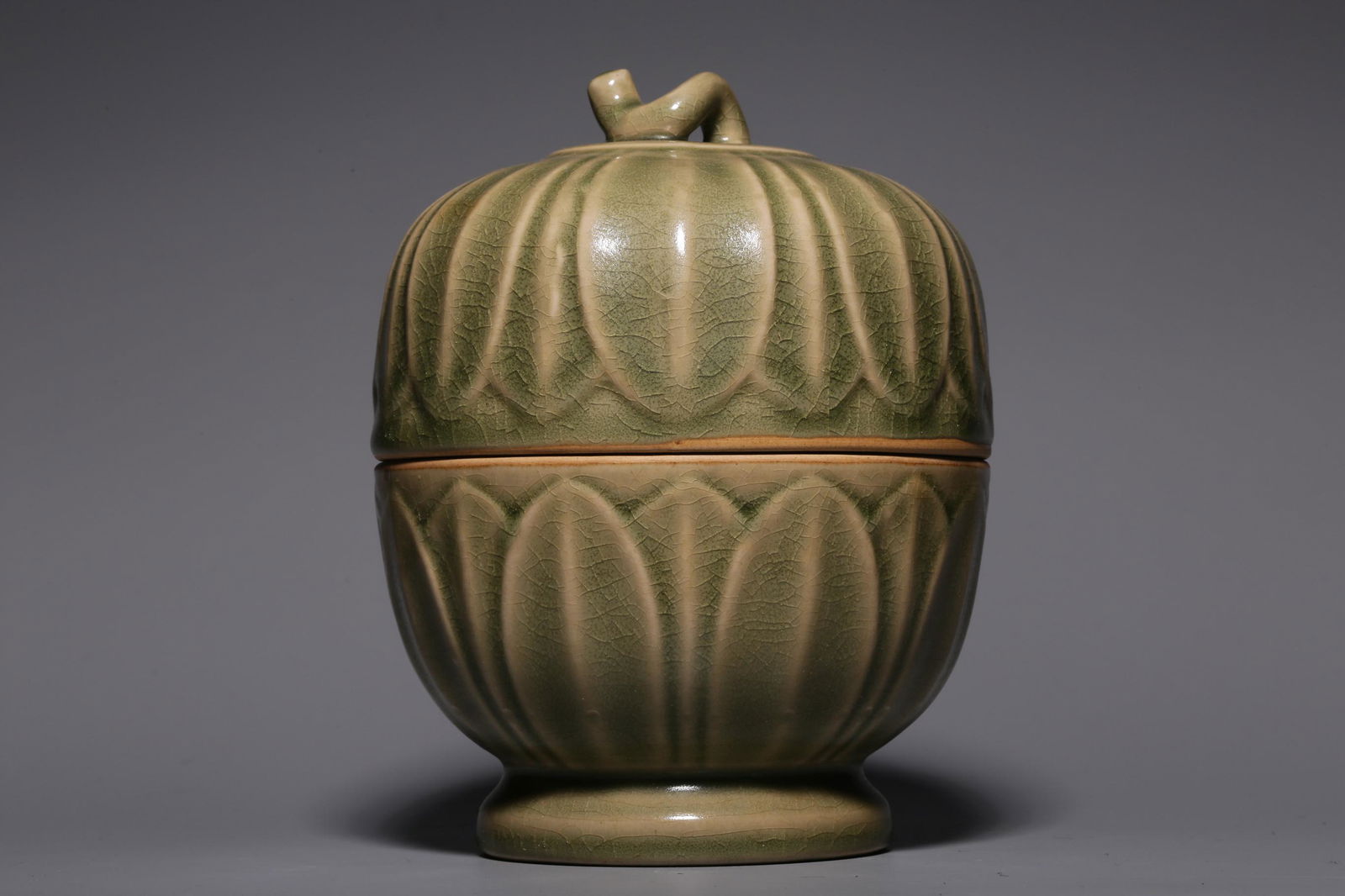 Yue kiln celadon covered pot with lotus petal pattern (1 of 6)