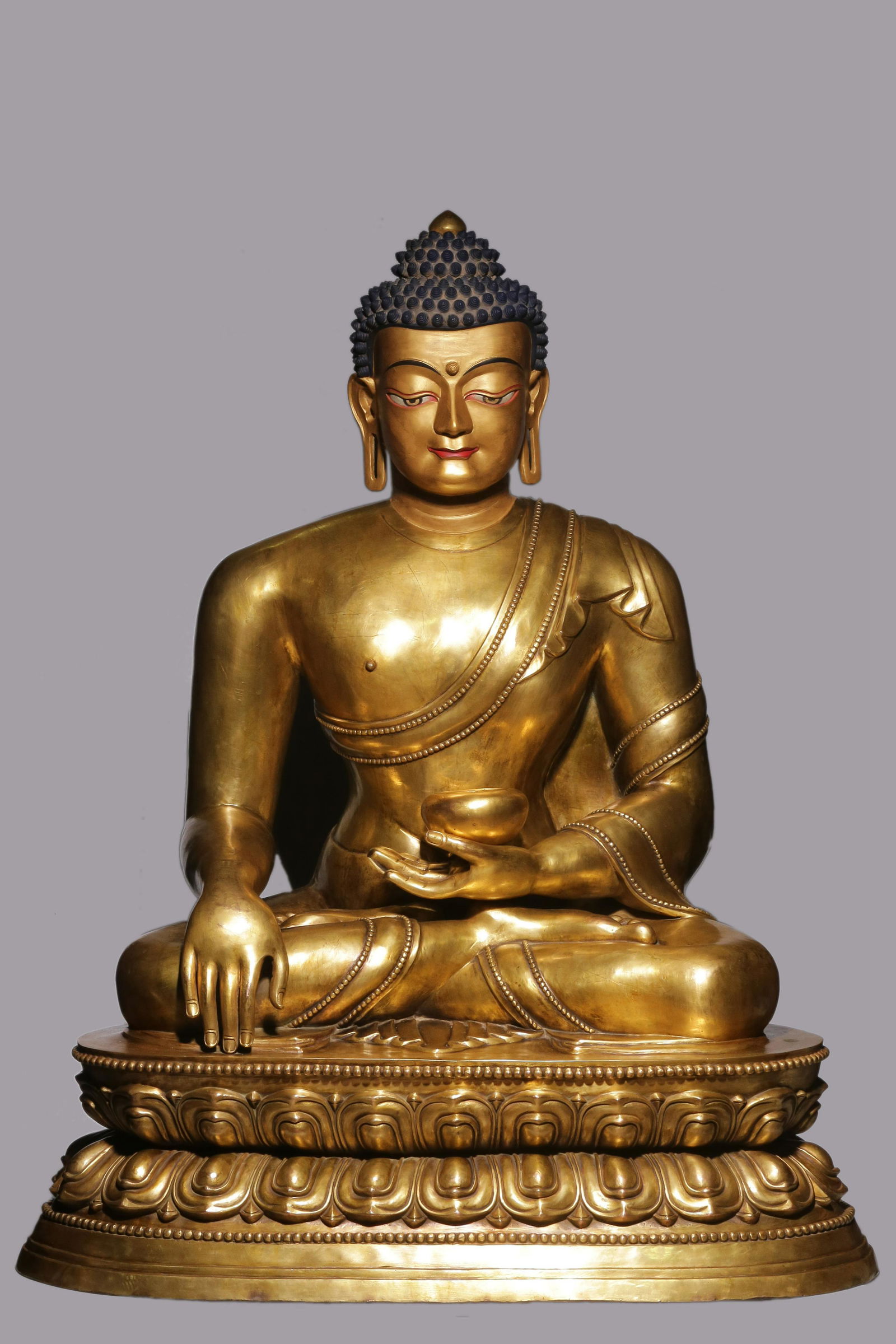 Sitting bronze gilt statue of Sakyamuni in Qing Dynasty (1 of 11)
