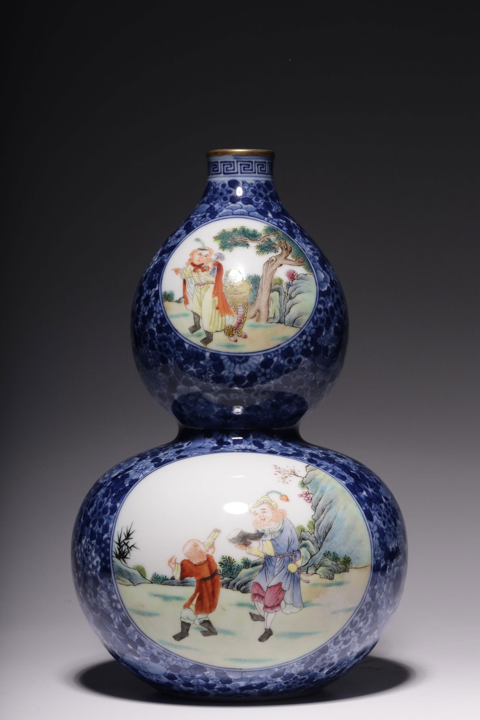 Blue and white flowers do not fall to the floor open the window Hu treasure figure gourd bottle (1 of 10)