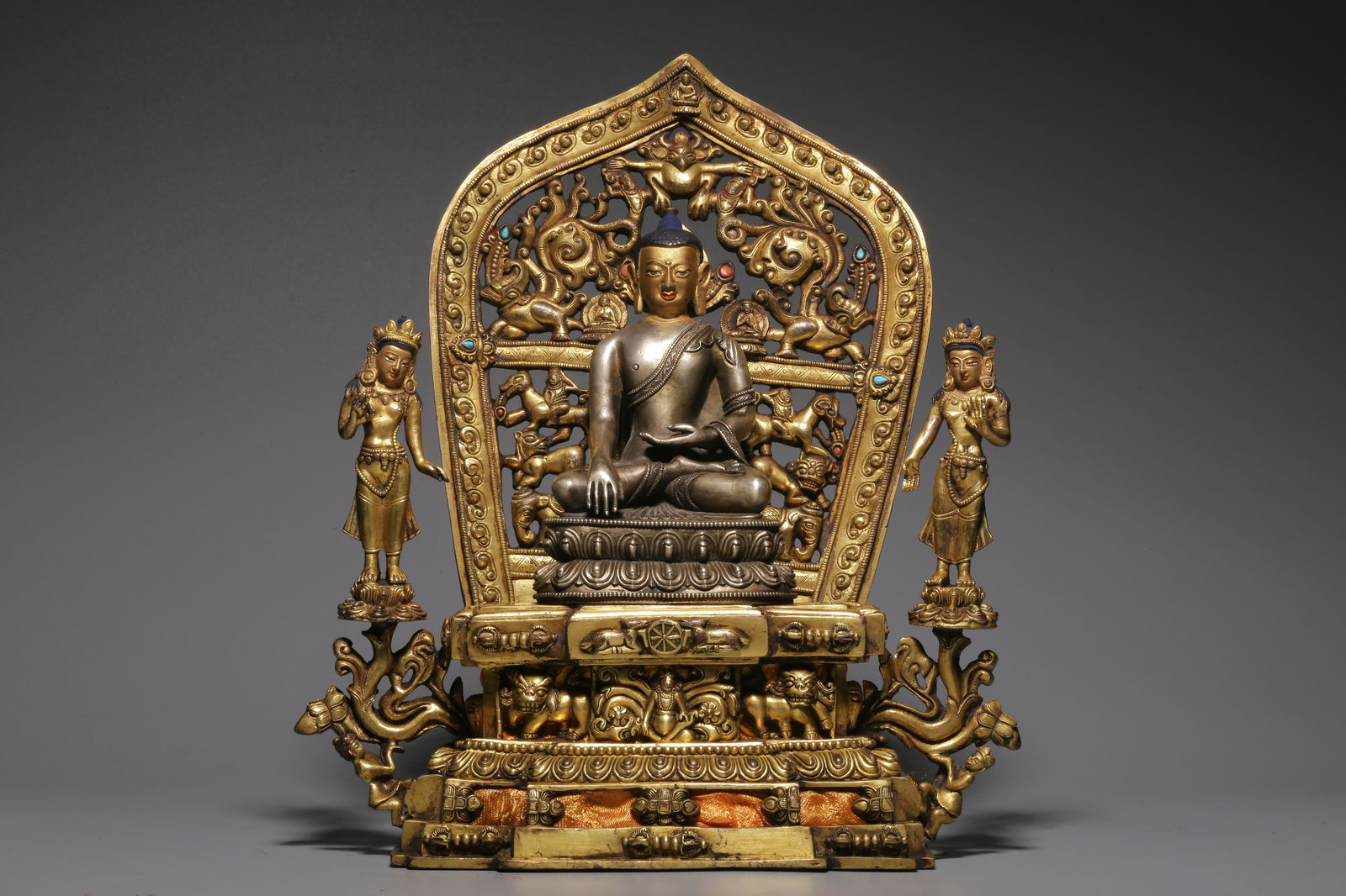 In the Qing Dynasty, the silver gilt gold Sakyamuni even sat on the Buddha statue (1 of 9)
