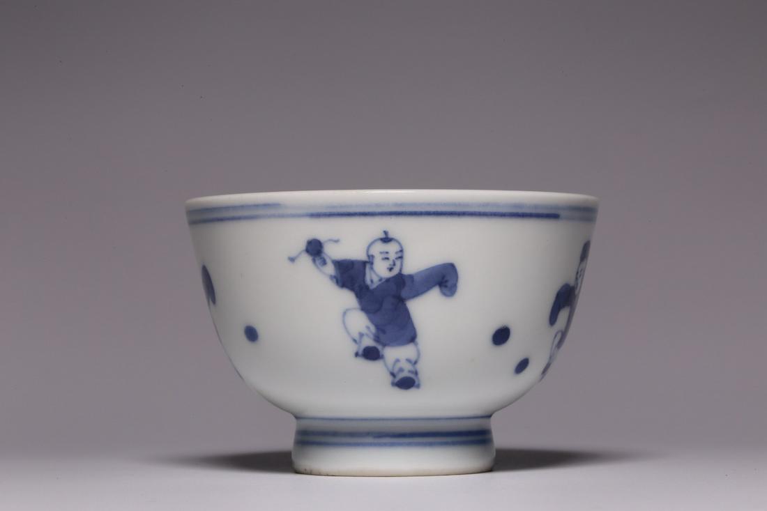 Ming Dynasty, "Chenghua year" blue and white baby play figure pressure hand cup (1 of 9)