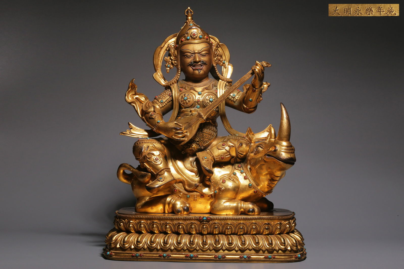 "Daming Yongle year" type of bronze gilt holding the king of Heaven statue (1 of 10)