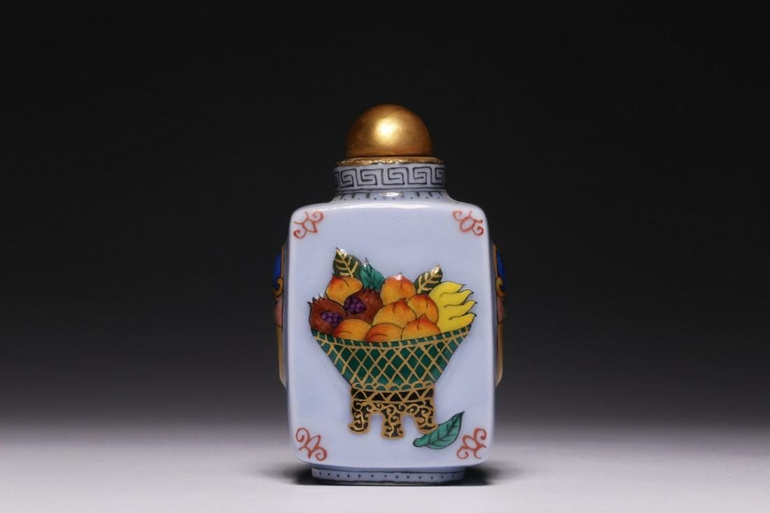 "Qianlong year" type of pastel snuff bottle (1 of 8)