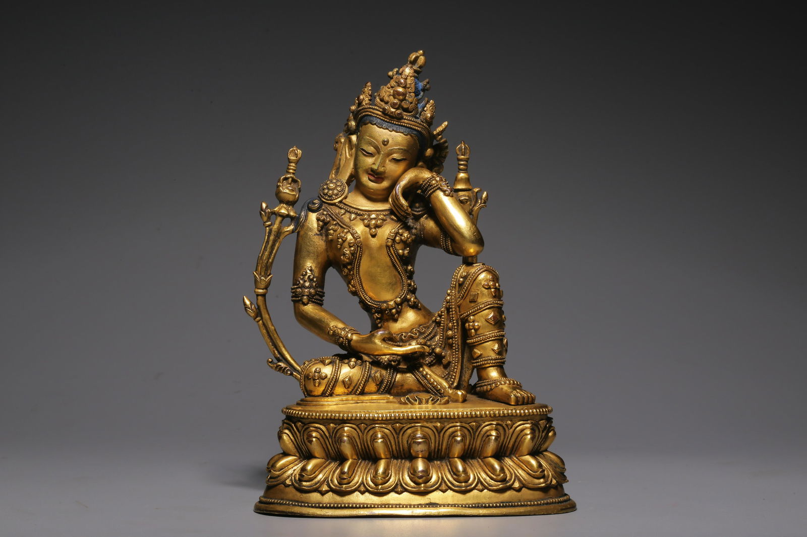 In the Qing Dynasty, a sitting statue of Guanyin in gilt copper (1 of 9)