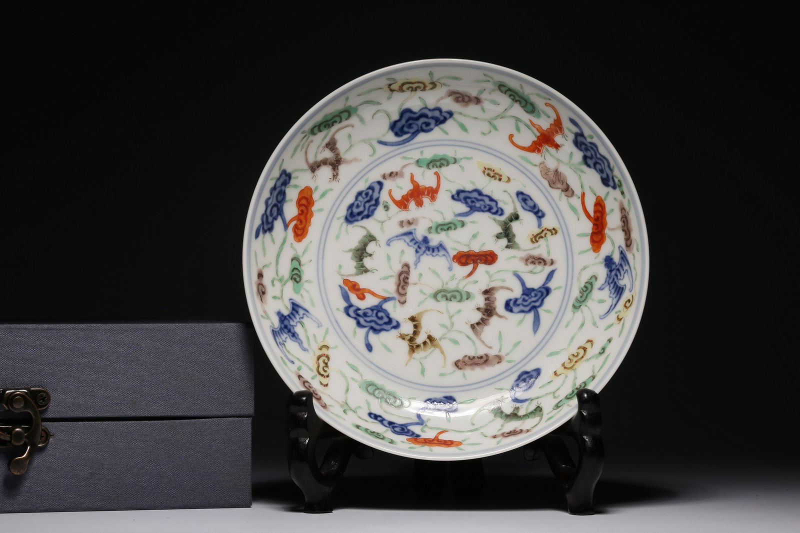 Blue and white bucket cloud bat pattern disk (1 of 8)