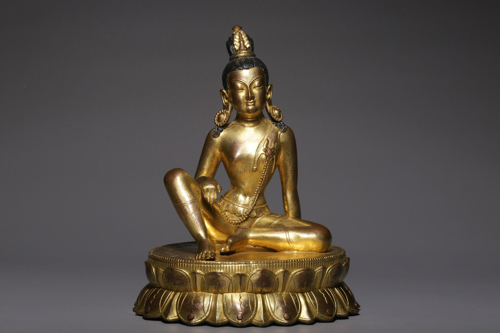In the Qing Dynasty, a sitting statue of Guanyin in gilt copper (1 of 9)