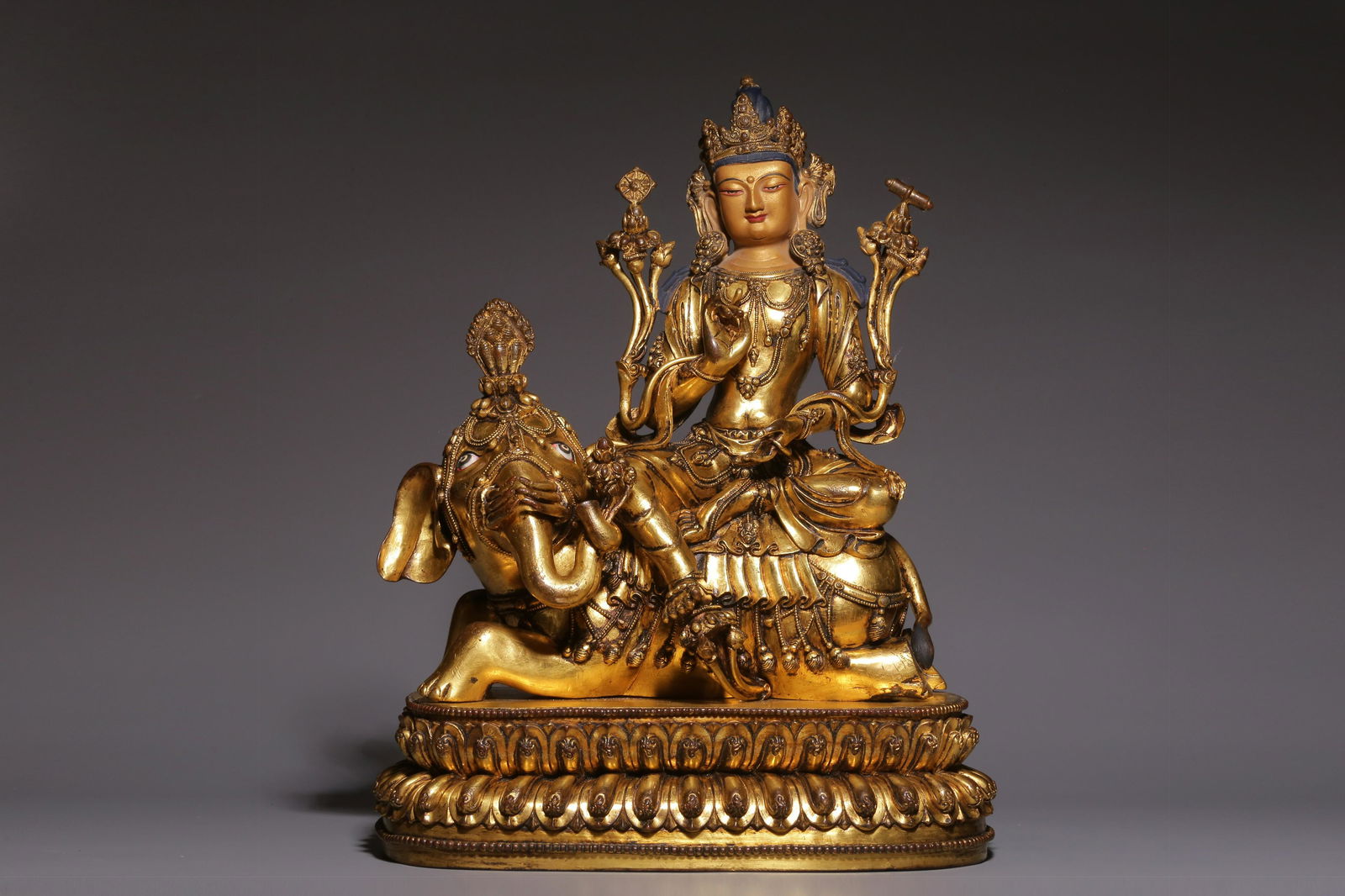 Sitting statue of Puxian Bodhisattva in gilt copper in Qing Dynasty (1 of 9)