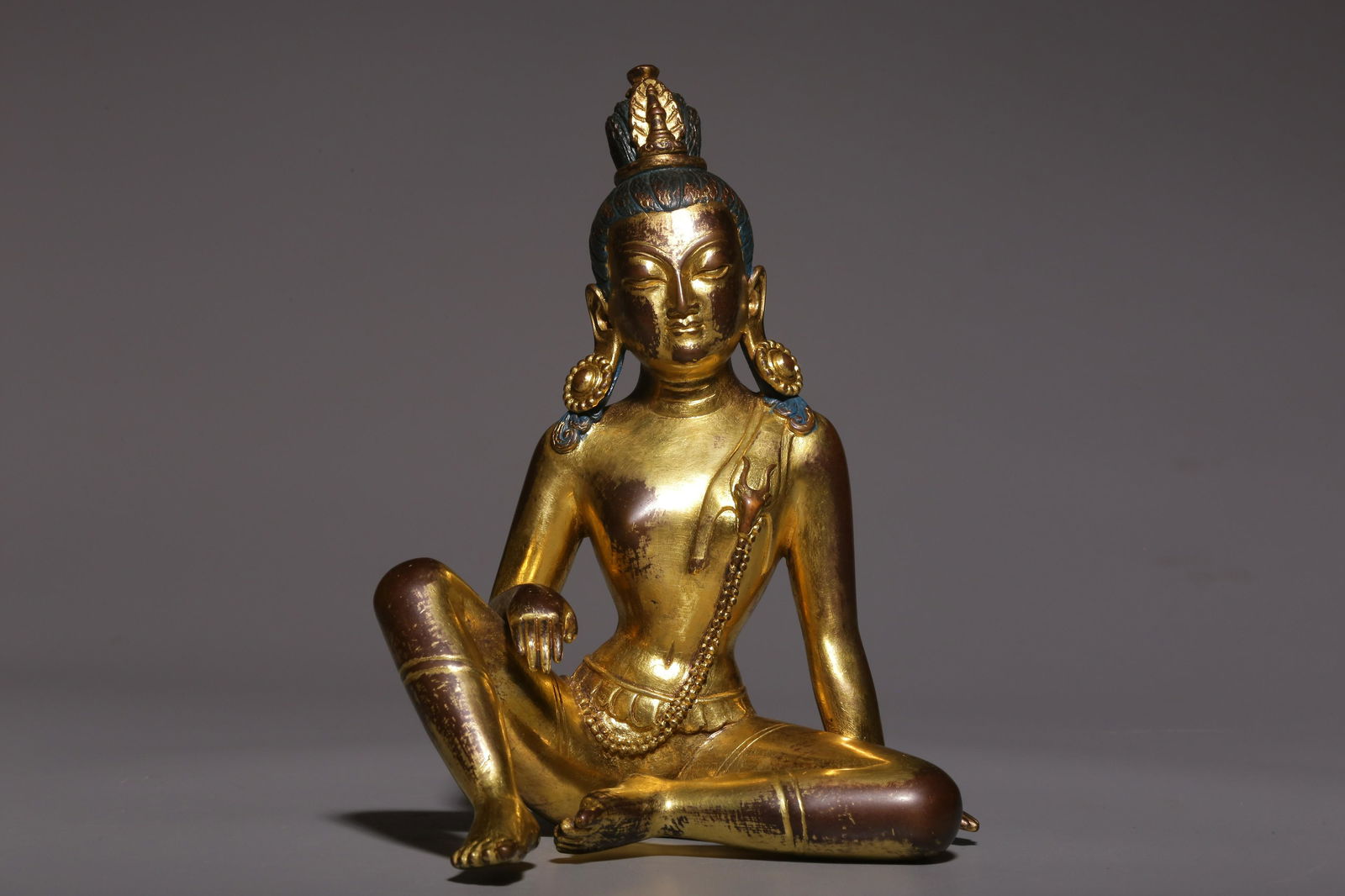 In the Qing Dynasty, a sitting statue of Guanyin in gilt copper (1 of 9)