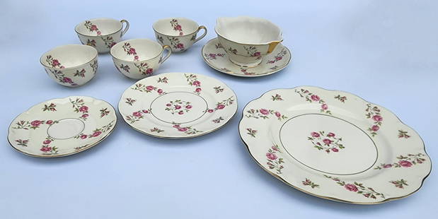 Theodore Haviland Partial Porcelain Dinner Set - Delaware Pattern with Gold Trim: A Theodore Haviland, New York, Partial bone china dinner service, in the Delaware Pattern, 20th Century Comprising of four 10.5" W dinner plates, four 7.5" W side plates, four 6.5" W side plates, 