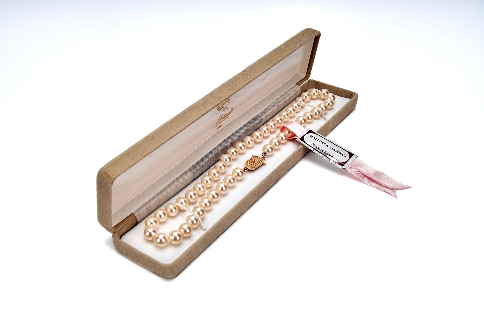 NWT Rare Crisali Mallorca Ivory Pearls 14K Gold Clasp: NWT Classy Crisali Mallorca ivory pearls by Antonio Spain 750 gold necklace. Rare Vintage beautiful pearl necklace with 750 gold fishhook clasp. New condition! Dimensions: Pearl size- 7 4/5 -8mm Lengt