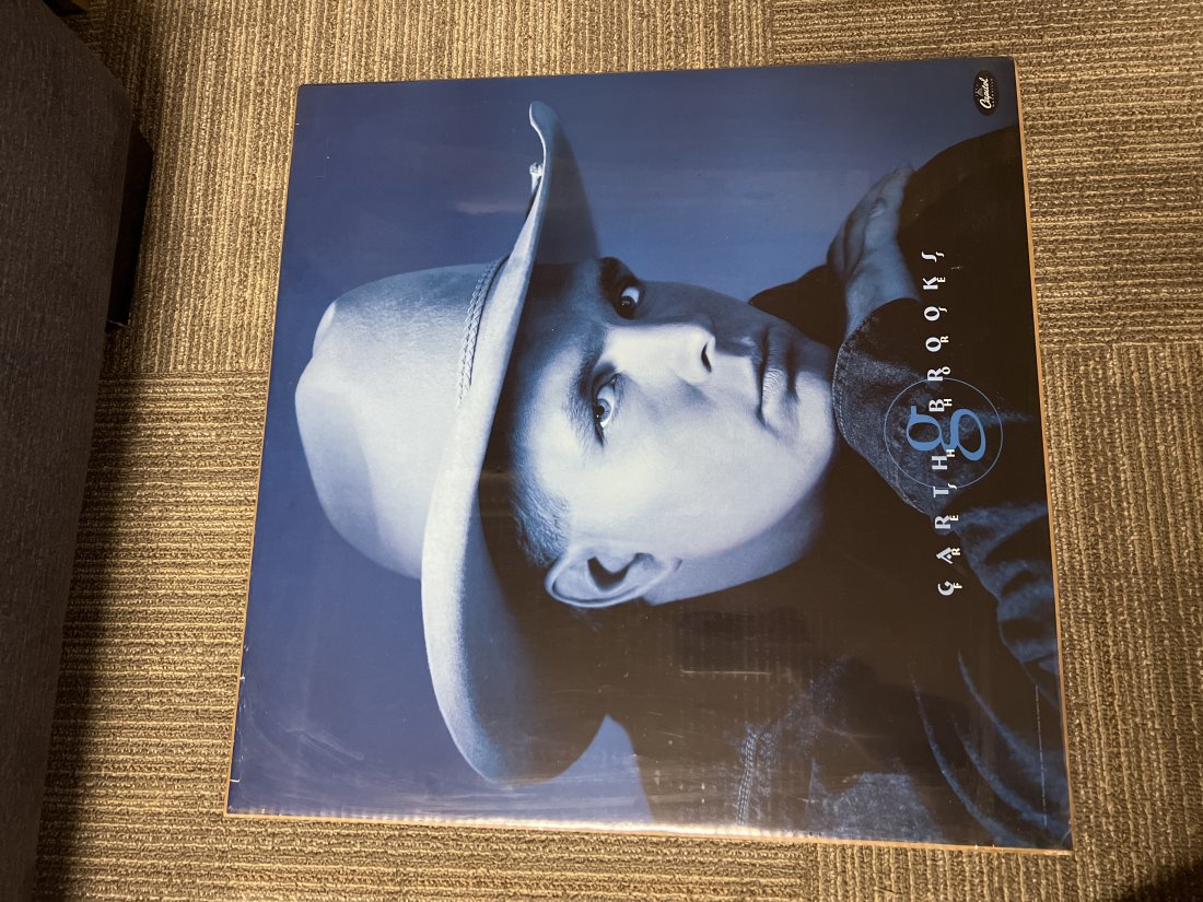 Garth Brooks Fresh Horses 1995 Poster: Garth Brooks Fresh Horses 1995 Poster Pearl Records Inc 32080Capitol NashvilleLight corner wear and edgewearNo other significant visible damage 24” x 24”