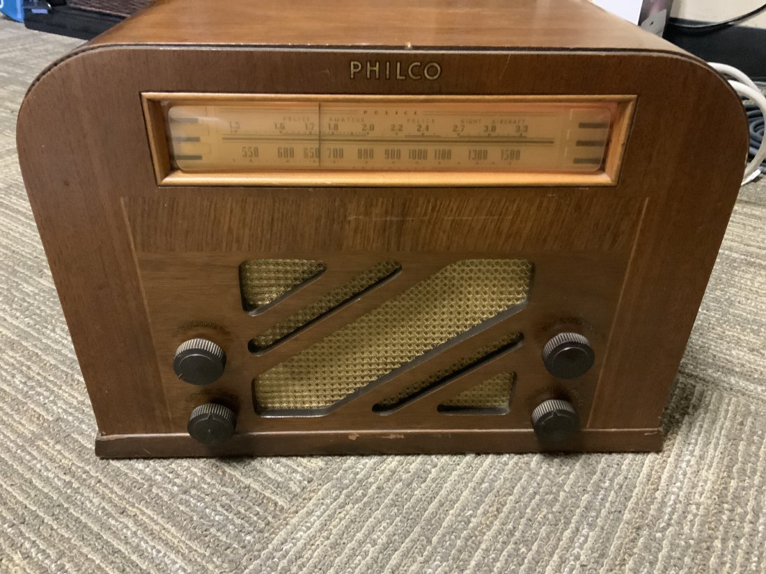 Philco 40-130 antique radio. Works great (1 of 4)