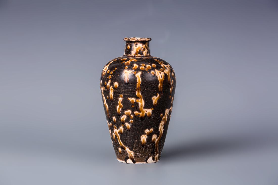 JIZHOU WARE HAWKSBILL GLAZED MEIPING VASE (1 of 10)