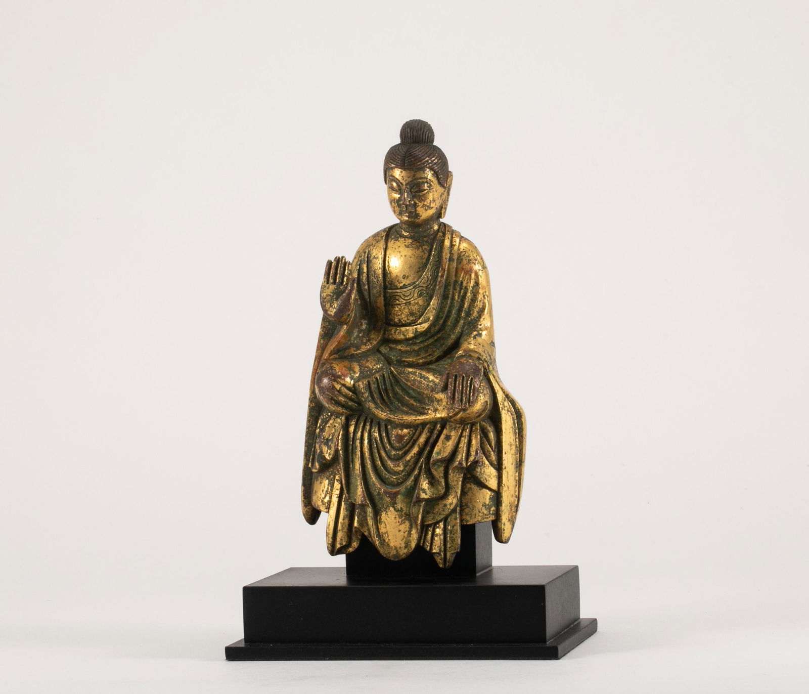 Bronze gilded Buddha in the Northern Wei Dynasty (1 of 10)