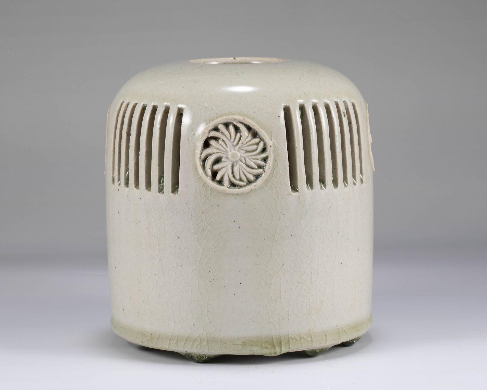 Tang Dynasty Gongxian Kiln Sui White Cricket Jar (1 of 6)