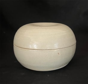 Tang Dynasty Gongxian Kiln White Porcelain Powder Box