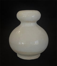 Tang Dynasty Gongxian Kiln White Porcelain Plate Mouth Bottle