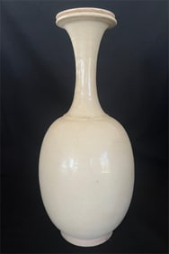 Tang Dynasty Gongxian Kiln White Porcelain Long Neck Bottle