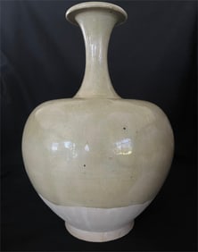 Tang Dynasty celadon long neck vase