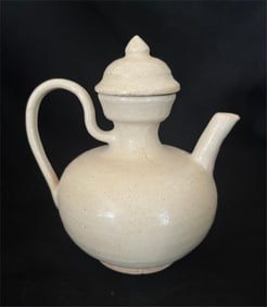 Tang Dynasty Gongxian Kiln White Porcelain Pot