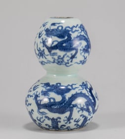 Ming Dynasty blue and white dragon patterned gourd vase