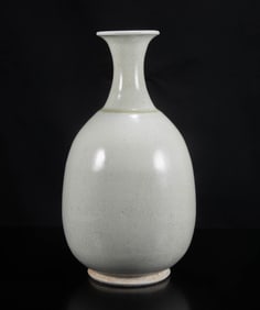 Sui Dynasty White Porcelain Long necked Bottle