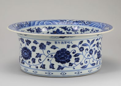 Ming Dynasty blue and white intertwined branch pattern washing
