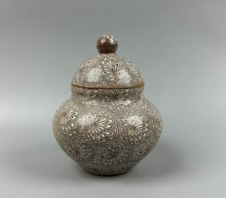 Tang Dynasty twisted tire covered jar