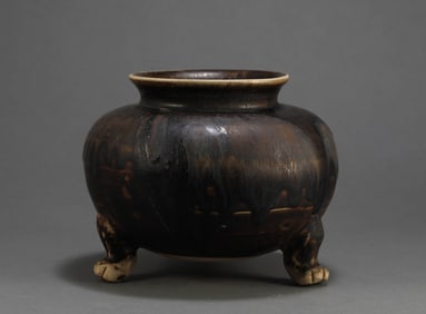 Sui and Tang sauce glazed three legged stove