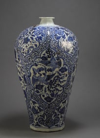 Blue and white phoenix patterned plum vase from the Yuan Dynasty