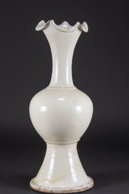 Song Dynasty - White Glazed Cizhou Kiln Flower Mouth Bottle