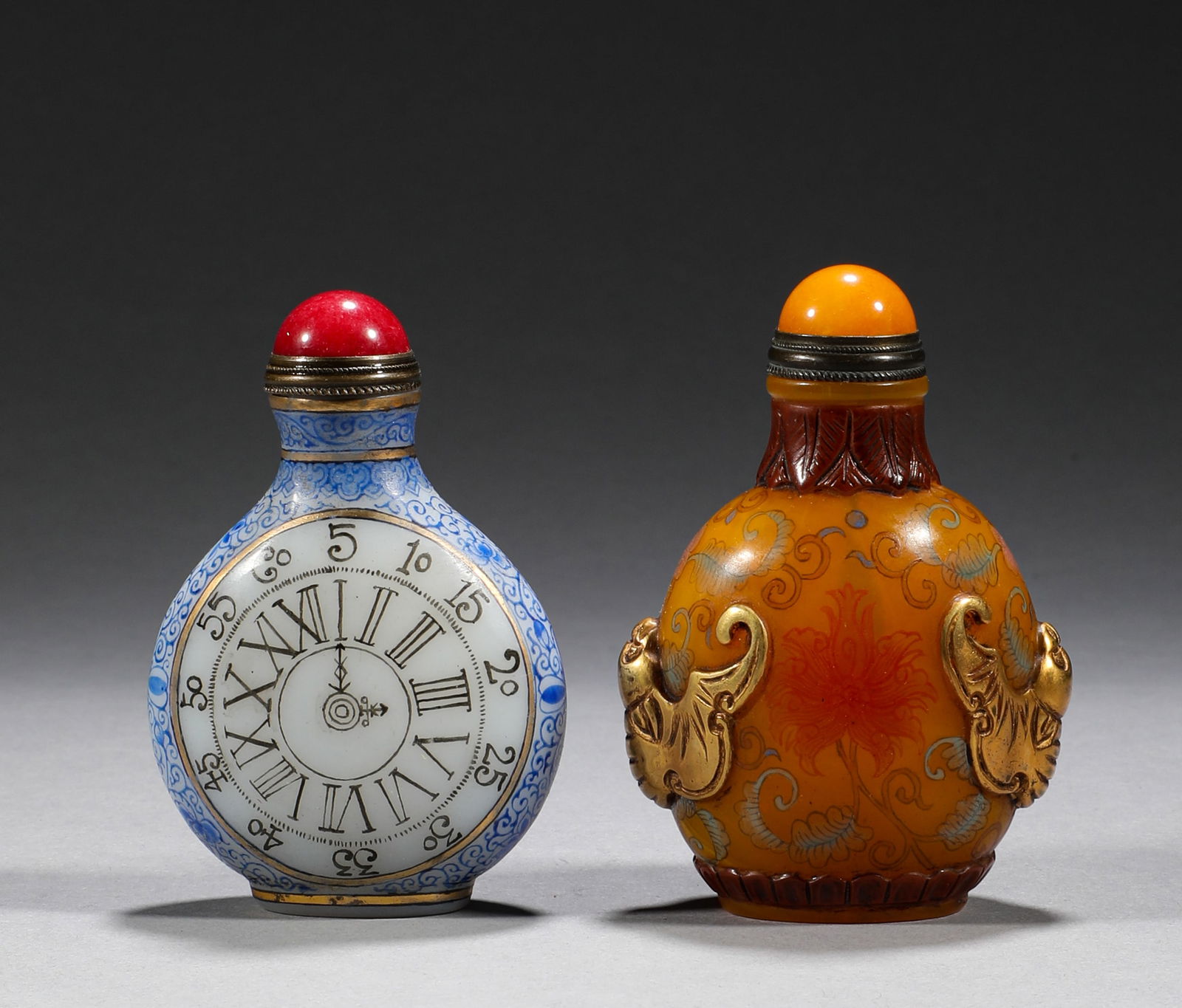 In the Qing Dynasty, a group of painted snuff bottles were produced using a material feeder (1 of 4)